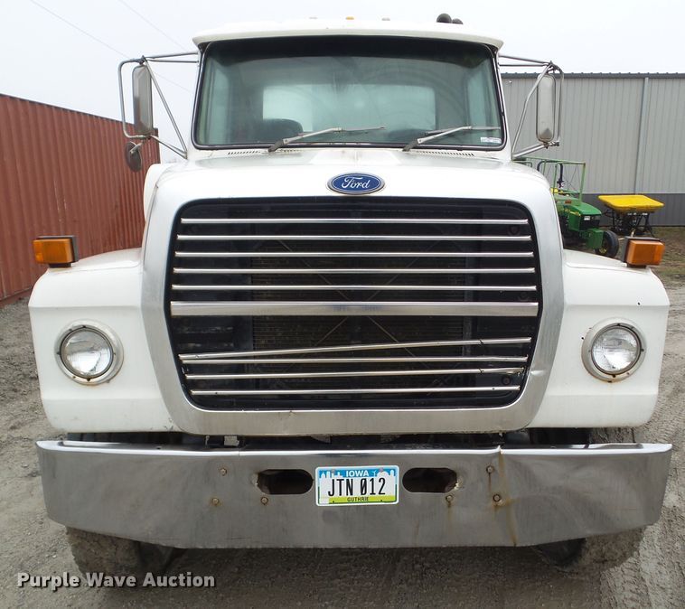 image for item HF9837 1986 Ford LT8000  truck cab and chassis