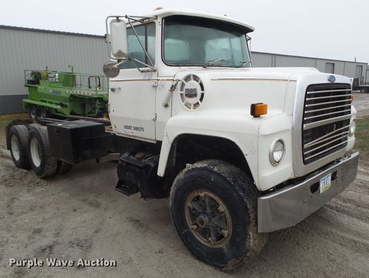 image for item HF9837 1986 Ford LT8000  truck cab and chassis