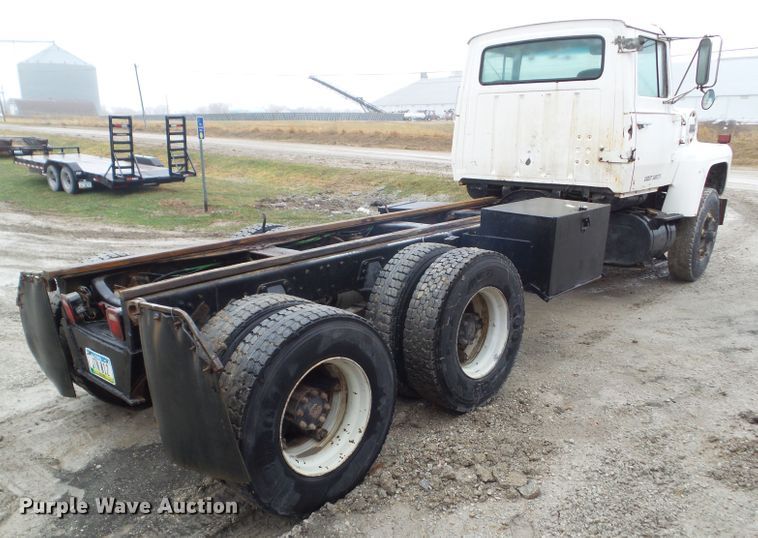 image for item HF9837 1986 Ford LT8000  truck cab and chassis