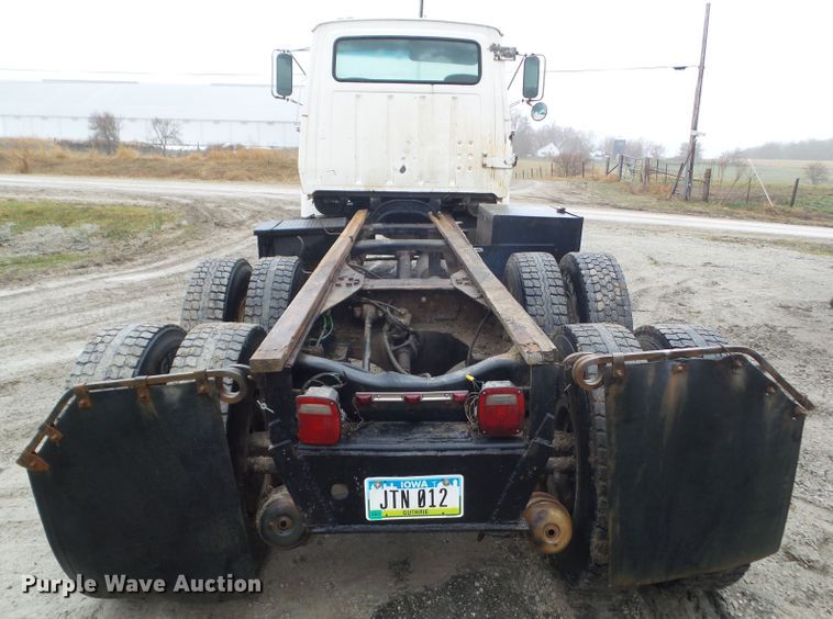 image for item HF9837 1986 Ford LT8000  truck cab and chassis