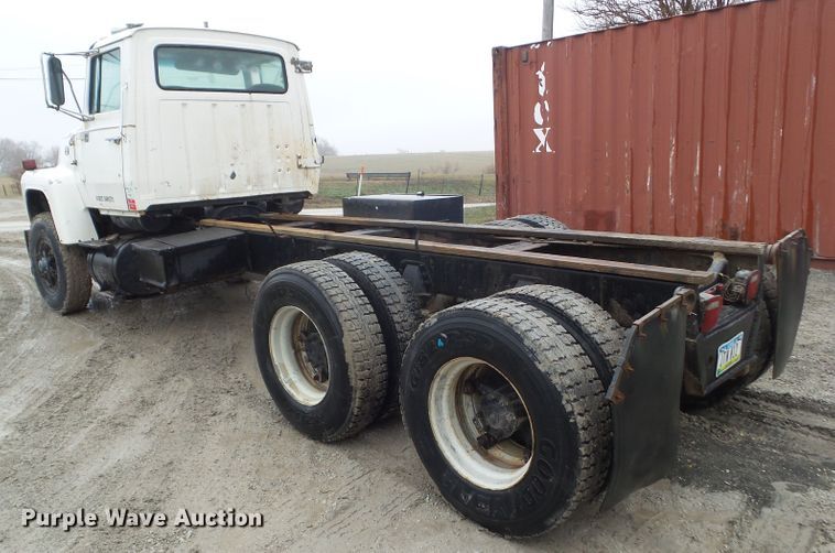 image for item HF9837 1986 Ford LT8000  truck cab and chassis