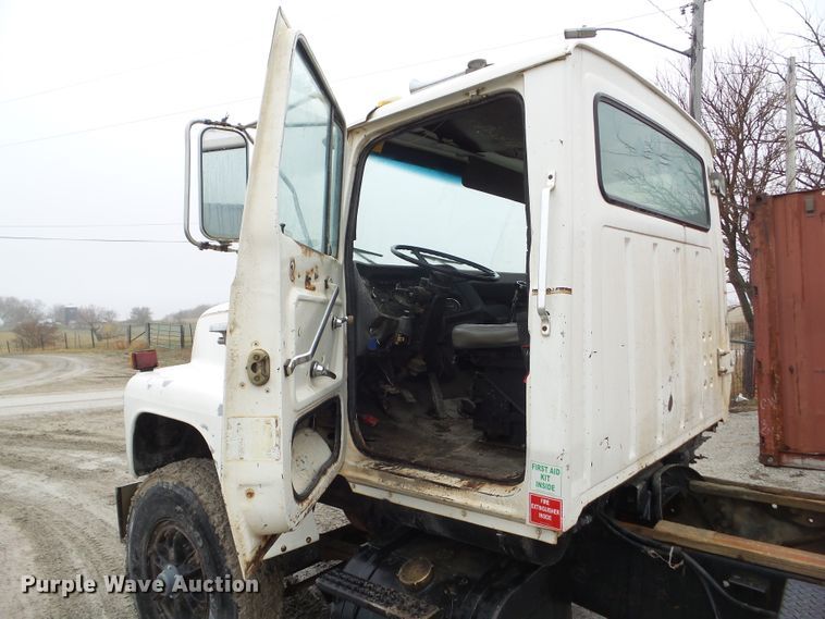 image for item HF9837 1986 Ford LT8000  truck cab and chassis