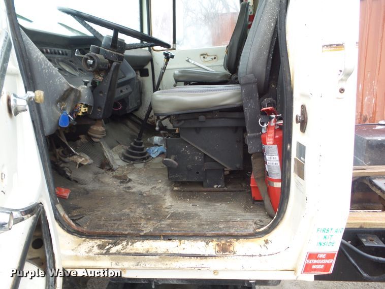 image for item HF9837 1986 Ford LT8000  truck cab and chassis