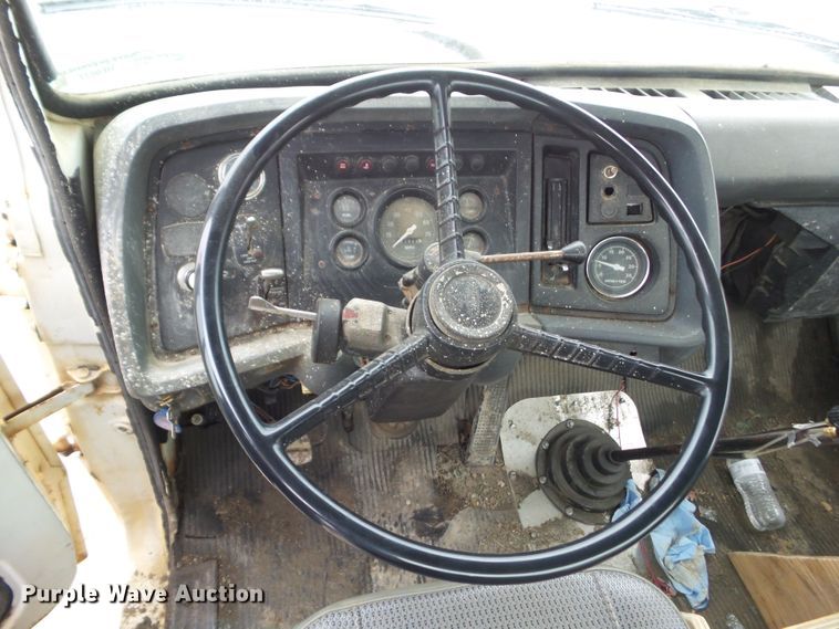 image for item HF9837 1986 Ford LT8000  truck cab and chassis