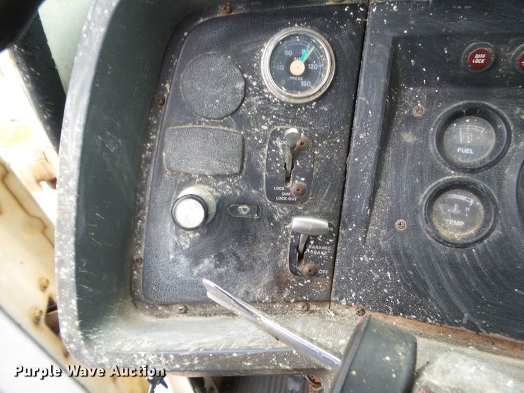 image for item HF9837 1986 Ford LT8000  truck cab and chassis