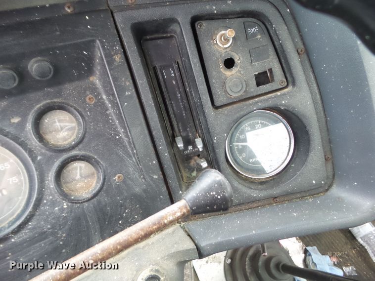 image for item HF9837 1986 Ford LT8000  truck cab and chassis