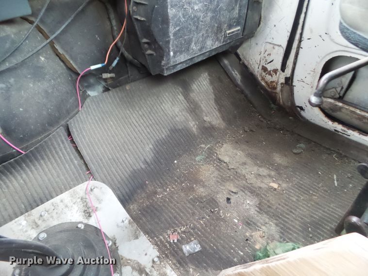 image for item HF9837 1986 Ford LT8000  truck cab and chassis