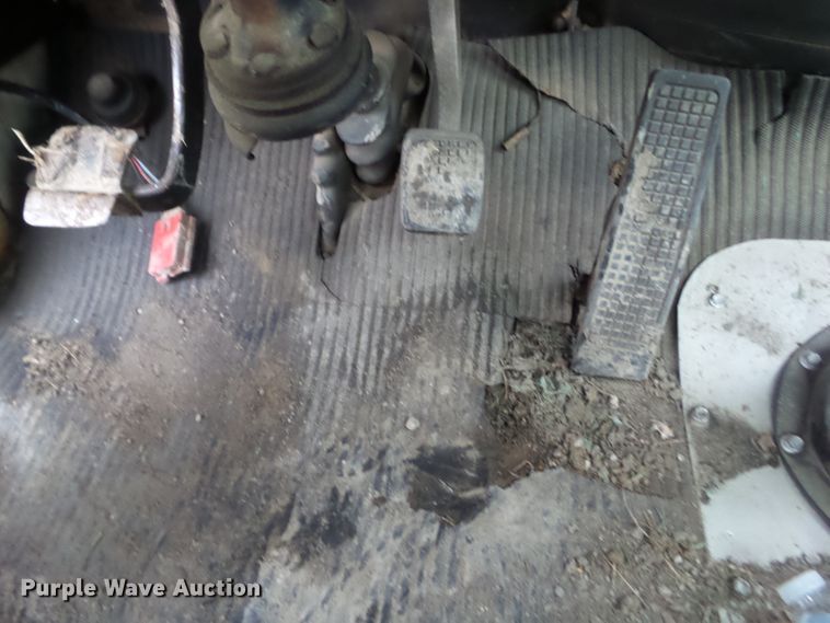 image for item HF9837 1986 Ford LT8000  truck cab and chassis