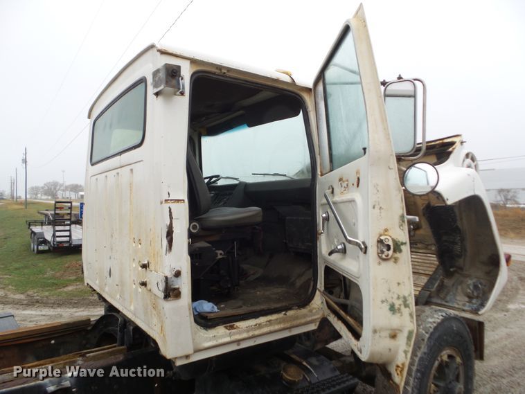 image for item HF9837 1986 Ford LT8000  truck cab and chassis