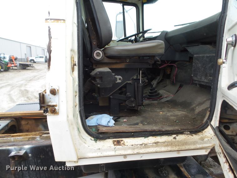 image for item HF9837 1986 Ford LT8000  truck cab and chassis