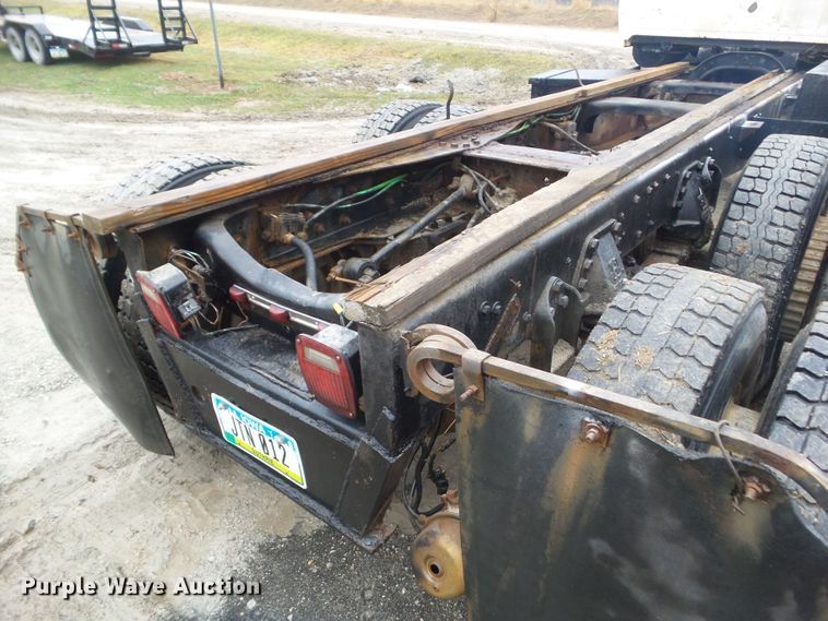 image for item HF9837 1986 Ford LT8000  truck cab and chassis