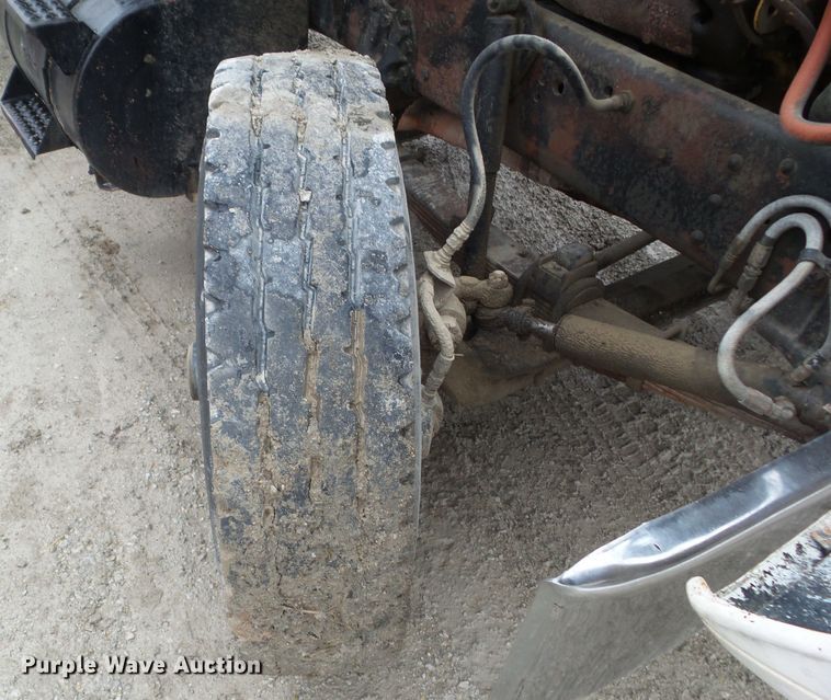 image for item HF9837 1986 Ford LT8000  truck cab and chassis