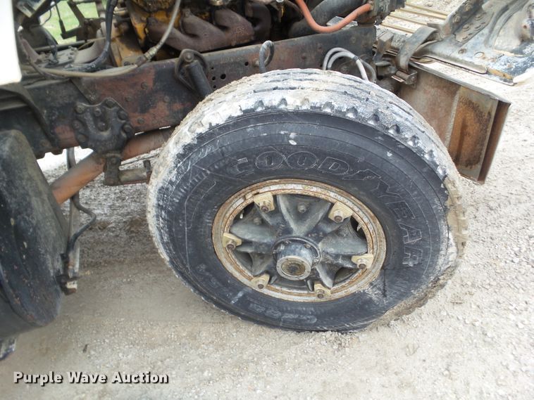 image for item HF9837 1986 Ford LT8000  truck cab and chassis