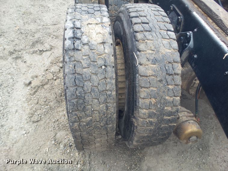 image for item HF9837 1986 Ford LT8000  truck cab and chassis