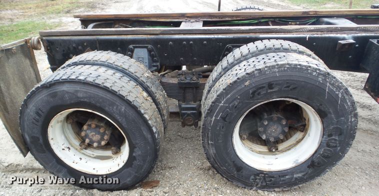 image for item HF9837 1986 Ford LT8000  truck cab and chassis