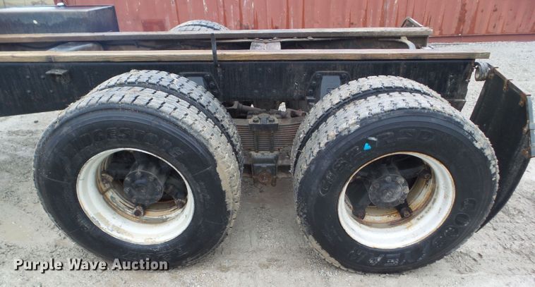 image for item HF9837 1986 Ford LT8000  truck cab and chassis