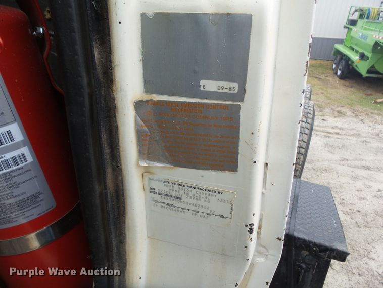 image for item HF9837 1986 Ford LT8000  truck cab and chassis