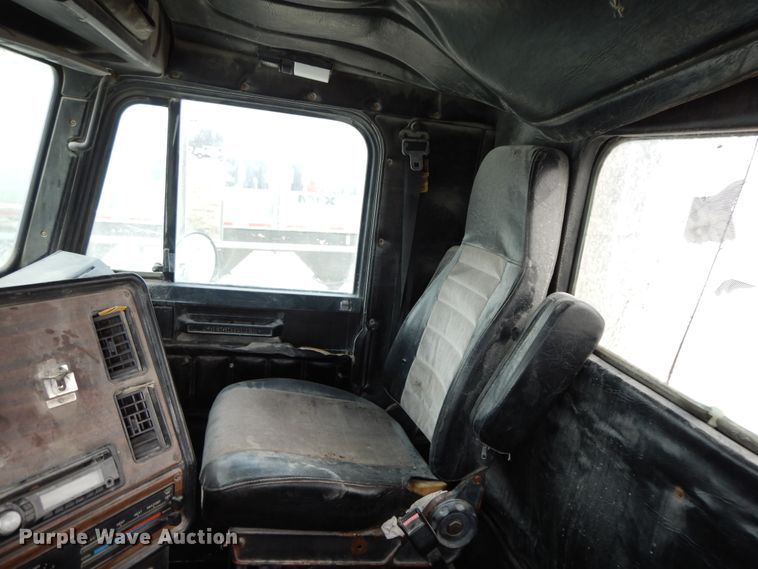 image for item HO9322 1994 Freightliner FLD  semi truck