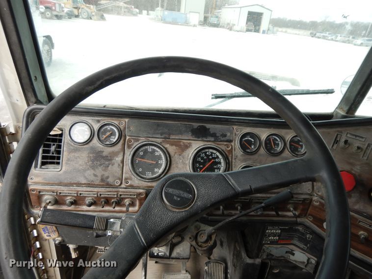 image for item HO9322 1994 Freightliner FLD  semi truck