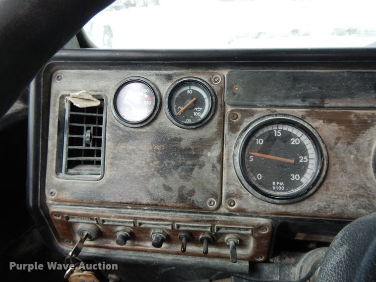 image for item HO9322 1994 Freightliner FLD  semi truck