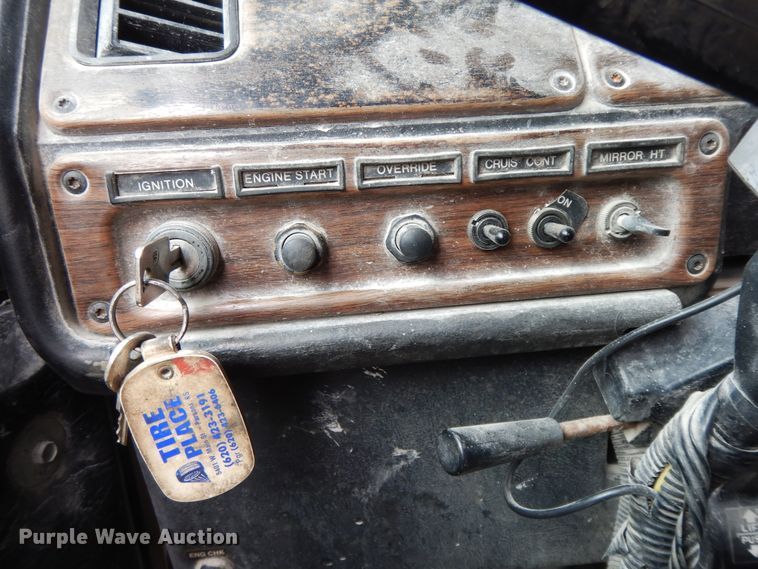 image for item HO9322 1994 Freightliner FLD  semi truck