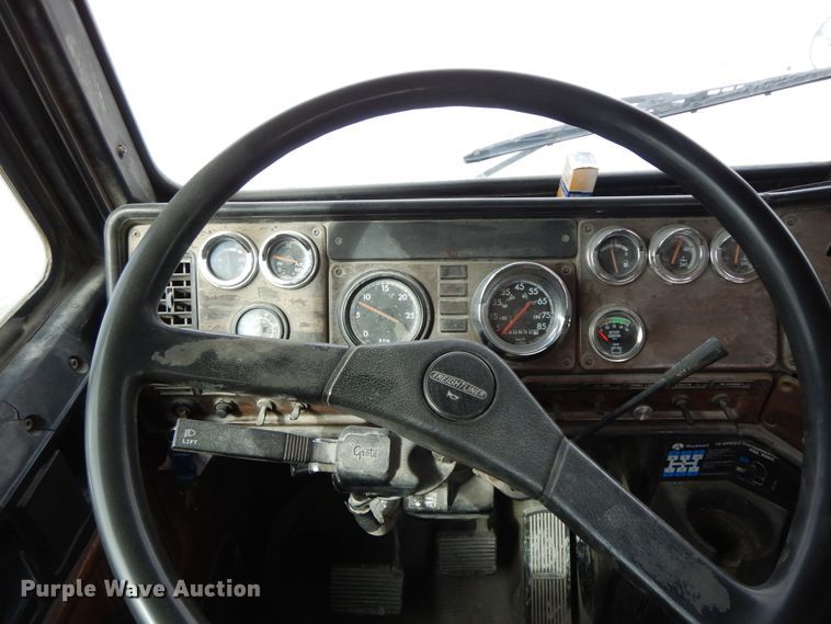 image for item HO9323 1996 Freightliner FLD  semi truck