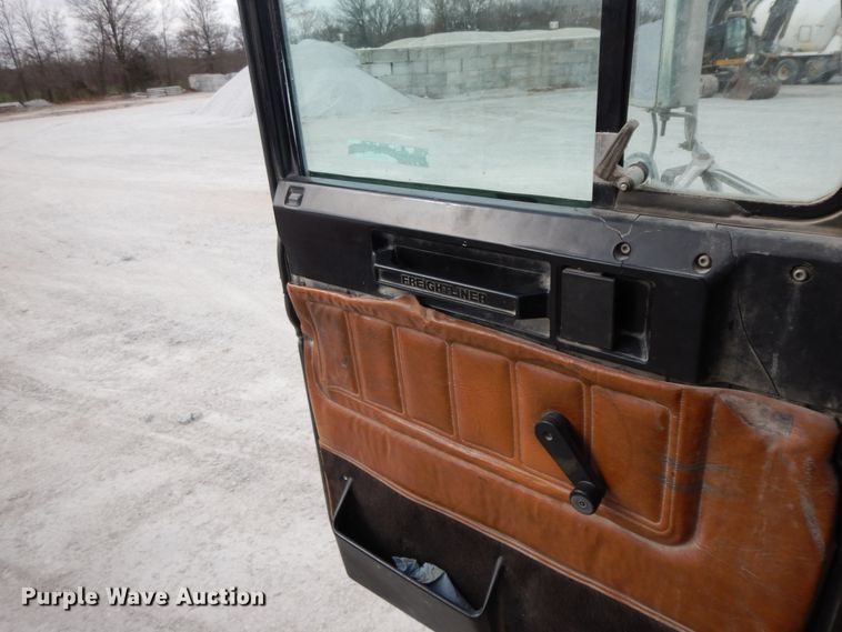 image for item HO9323 1996 Freightliner FLD  semi truck