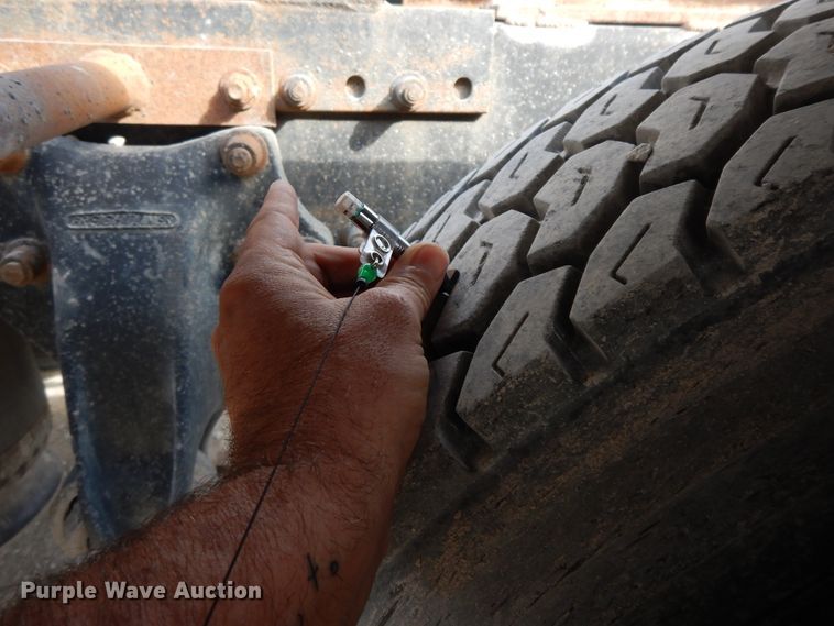 image for item HO9323 1996 Freightliner FLD  semi truck