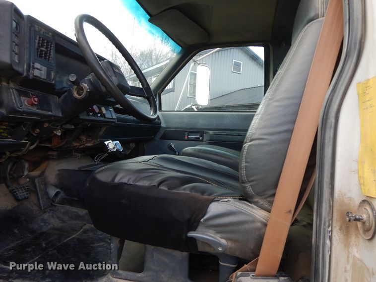 image for item HO9333 1994 GMC TopKick C6500  semi truck