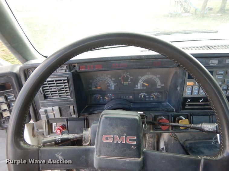 image for item HO9333 1994 GMC TopKick C6500  semi truck