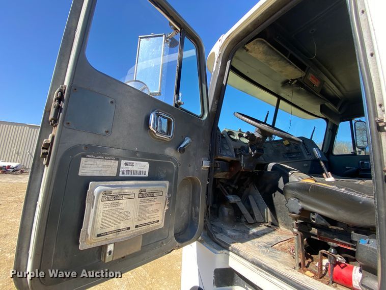 image for item HR9467 1989 Mack MH613  rollback truck