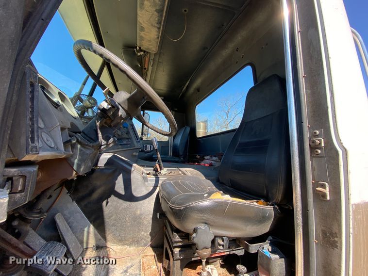 image for item HR9467 1989 Mack MH613  rollback truck