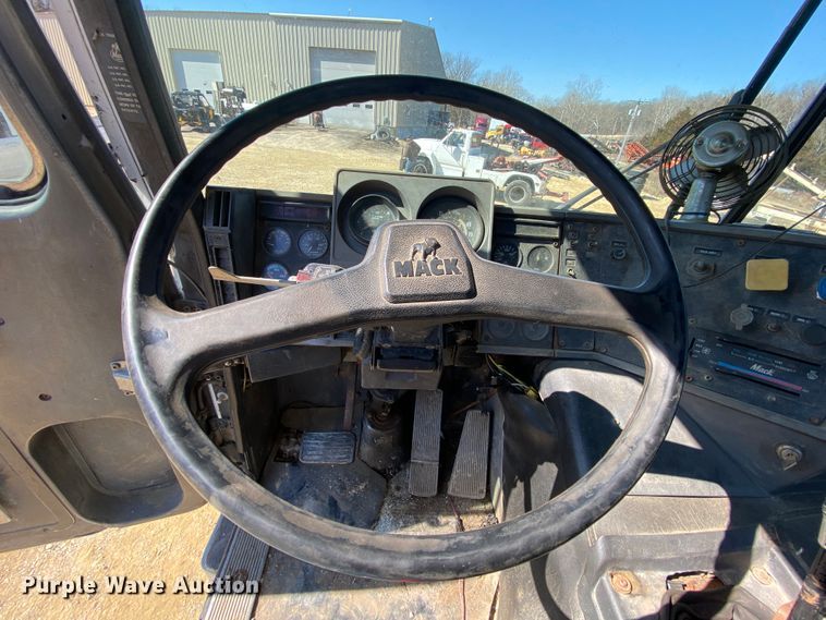 image for item HR9467 1989 Mack MH613  rollback truck