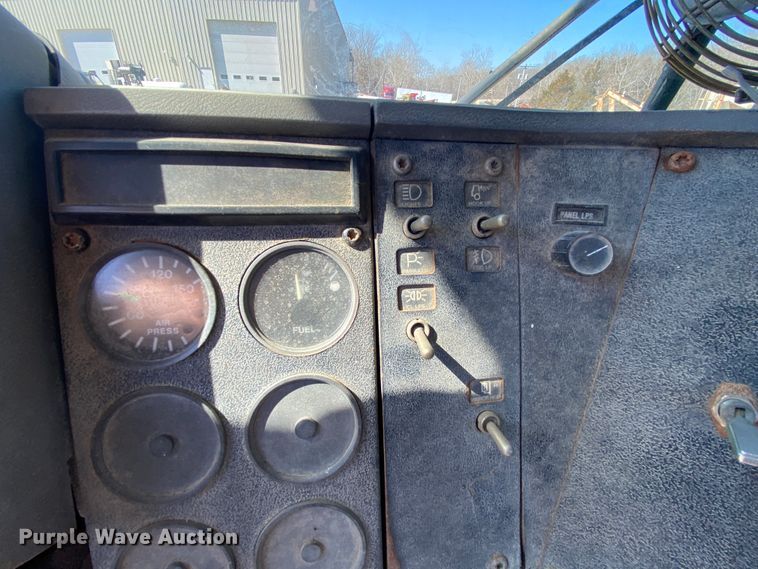 image for item HR9467 1989 Mack MH613  rollback truck