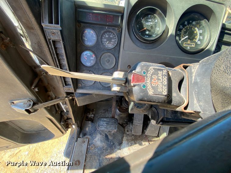 image for item HR9467 1989 Mack MH613  rollback truck