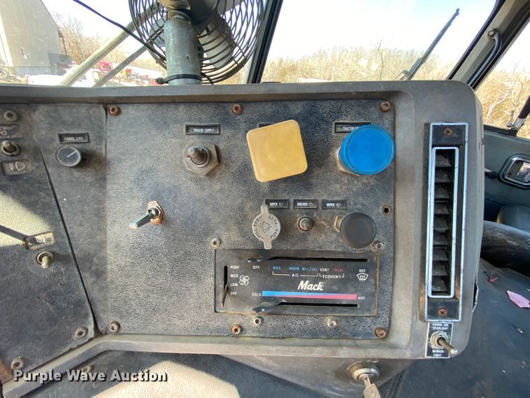 image for item HR9467 1989 Mack MH613  rollback truck