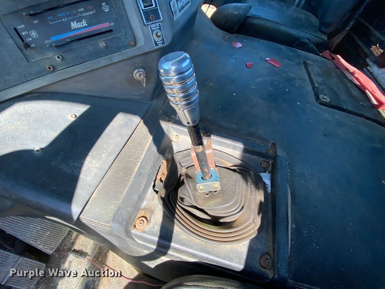 image for item HR9467 1989 Mack MH613  rollback truck