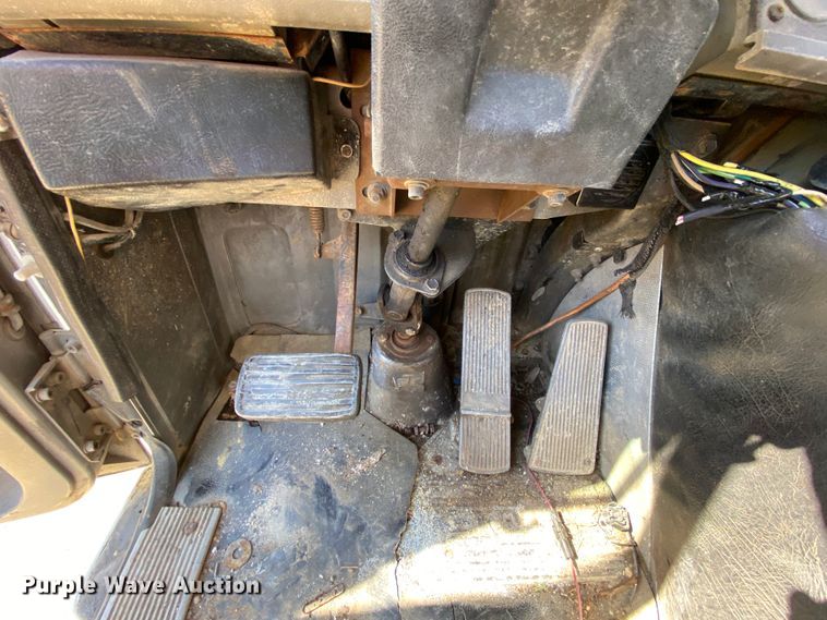 image for item HR9467 1989 Mack MH613  rollback truck