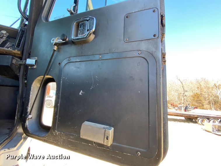 image for item HR9467 1989 Mack MH613  rollback truck