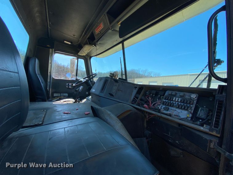 image for item HR9467 1989 Mack MH613  rollback truck