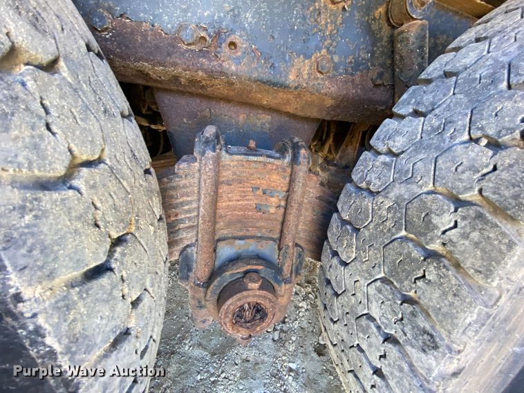 image for item HR9467 1989 Mack MH613  rollback truck