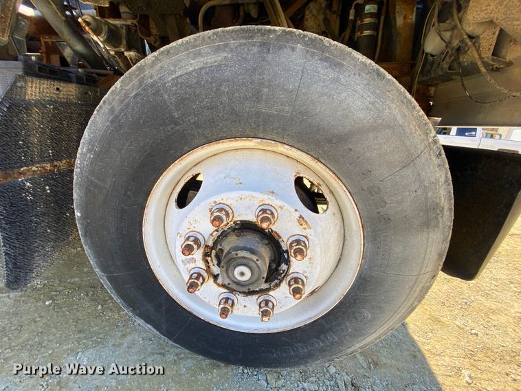 image for item HR9467 1989 Mack MH613  rollback truck