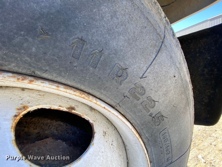 image for item HR9467 1989 Mack MH613  rollback truck