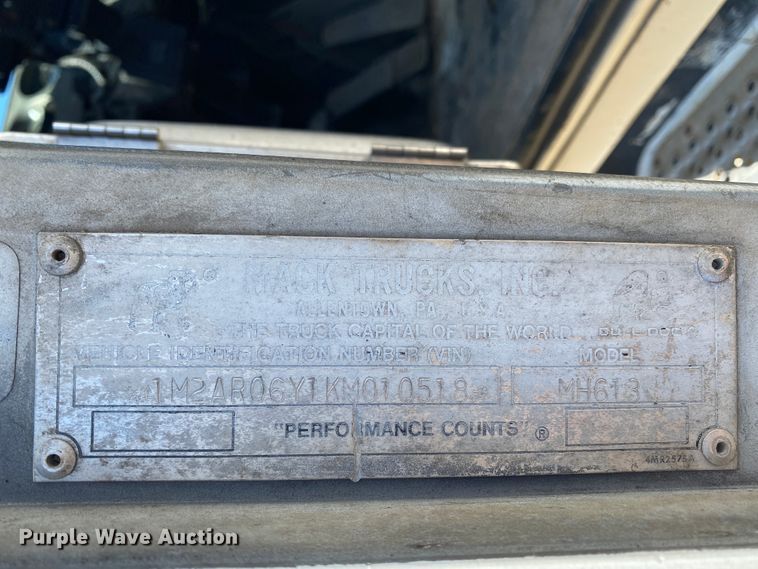 image for item HR9467 1989 Mack MH613  rollback truck