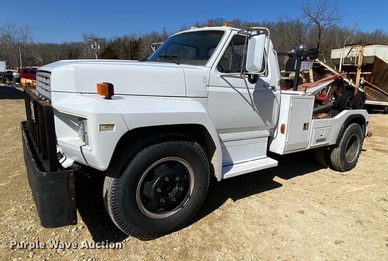 image for item HR9471 1984 Ford 37-2V  tow truck