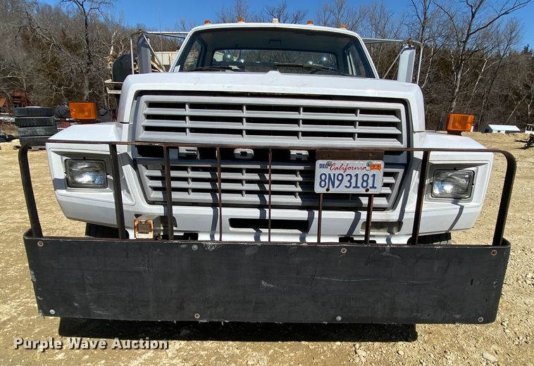 image for item HR9471 1984 Ford 37-2V  tow truck