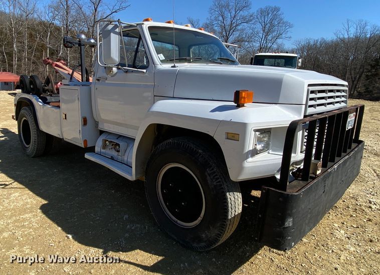 image for item HR9471 1984 Ford 37-2V  tow truck