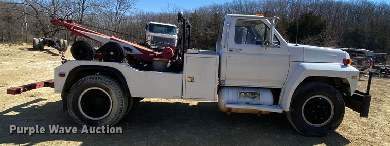 image for item HR9471 1984 Ford 37-2V  tow truck