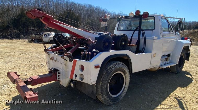 image for item HR9471 1984 Ford 37-2V  tow truck