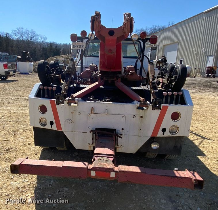 image for item HR9471 1984 Ford 37-2V  tow truck